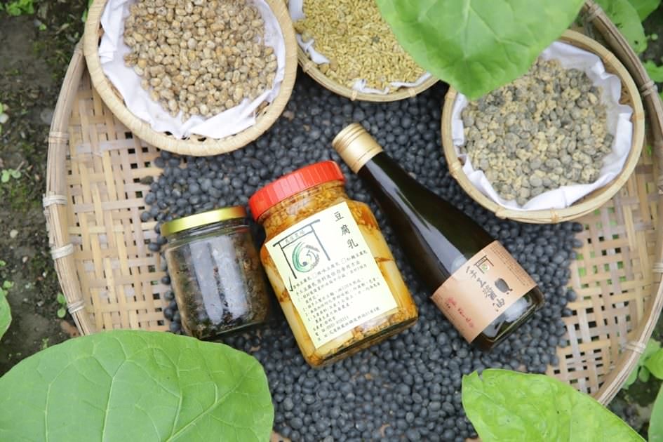 花東縱谷的冬日慢遊 百年菸樓裡的客家粄食香 - 第7張圖 徐媽媽是自然麴的達人,用自然發酵的麴菌製作黑豆醬油與豆腐乳等產品。( 圖.妮可魯)