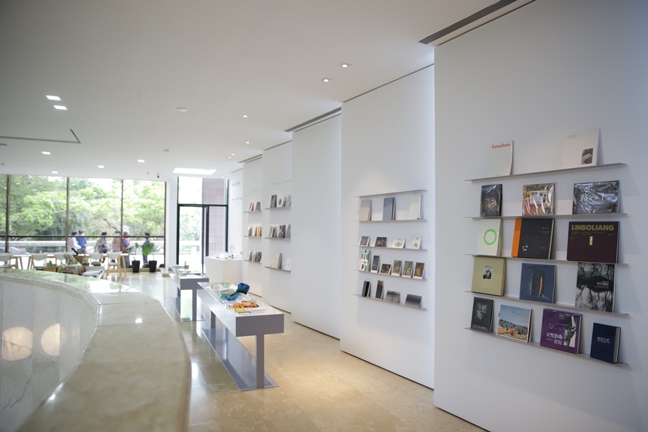 高美書屋借景窗外清新綠意，並以美術館視角選物，營造風格生活感 。（ 圖．妮可魯）  