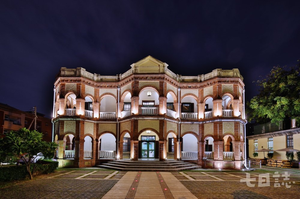 入夜後的知事館邸生活館 ， 璀璨風華使得其獲得台南最浪漫古蹟美名 。（ 圖．知事官邸生活館提供） 