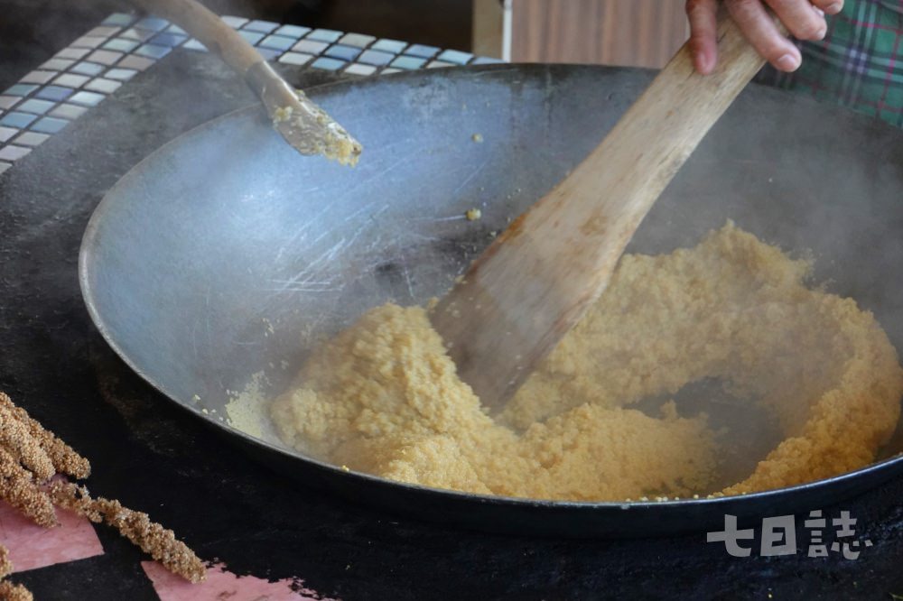 百分百純小米做的傳統小米飯，只有自己種植小米的農家才有。（ 圖．妮可魯） 