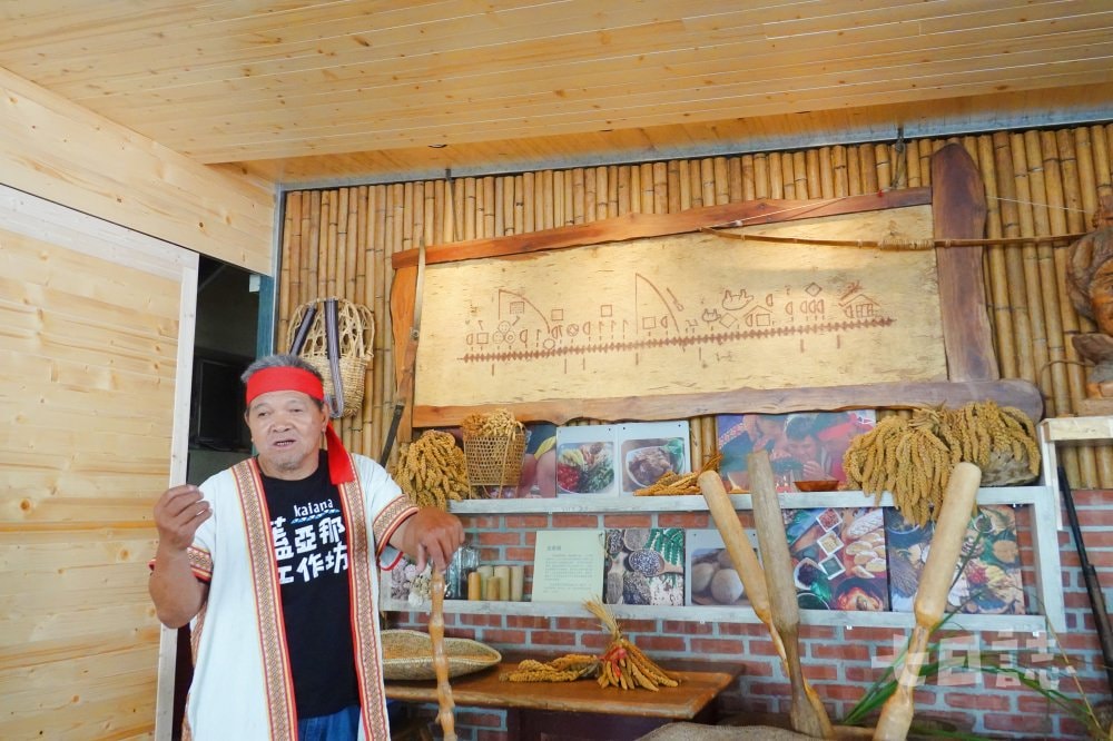  天國爸向我們解說神秘的小米曆法 ，以及以小米文化為中心的布農族生活方式。（ 圖．妮可魯）   