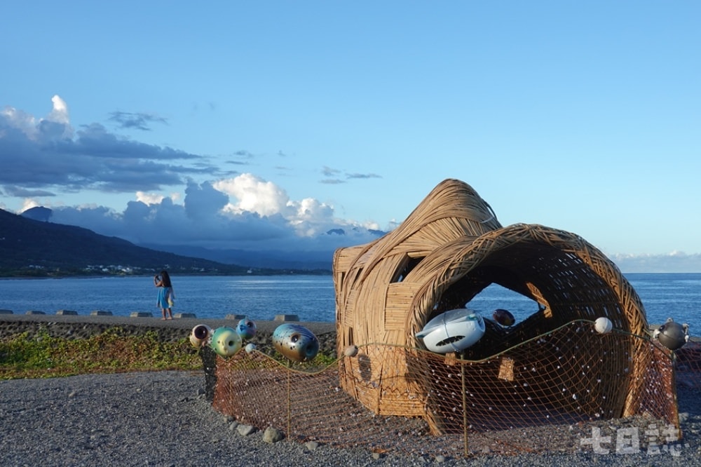 漫步在比西里岸常可見到藝術創作，「等待漲潮–阿公的魚簍」， 以魚簍裝置藝術呈現阿美族人使用友善生態的傳統永續漁法概念。（ 圖．妮可魯）  