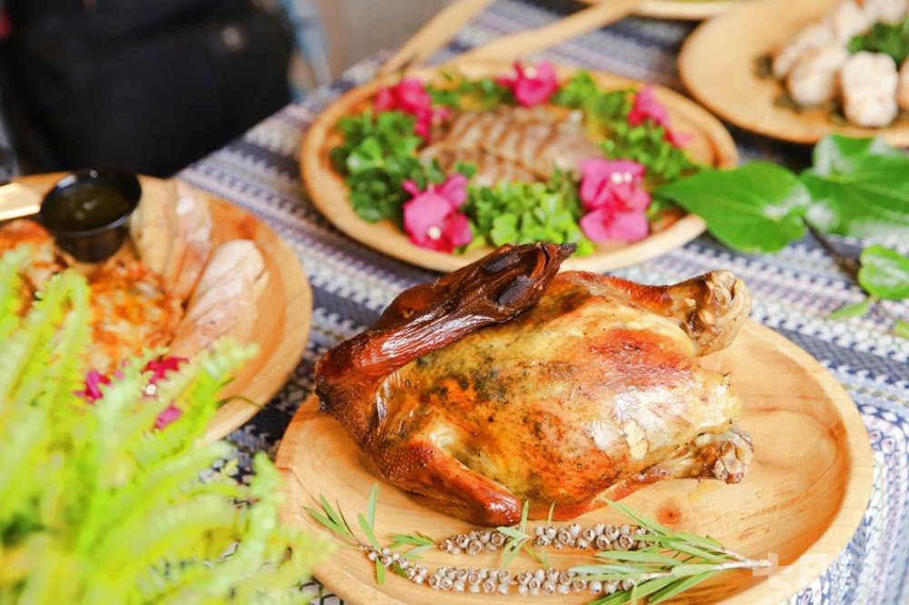 部落婦女發揮所長 ， 構思出以荖葉為主題的美味料理 。（ 圖．妮可魯）   