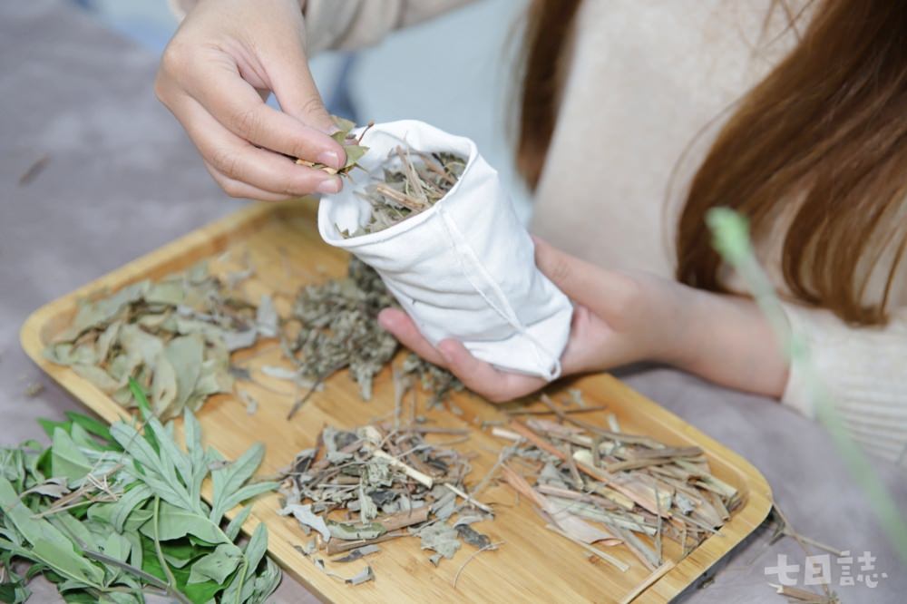 花東縱谷裡的綠色魔法師 藍葉與香草的療癒物語 - 第12張圖 用各種香草植物DIY平安香包,也是工作室裡非常受歡迎的體驗課程|妮可魯 攝