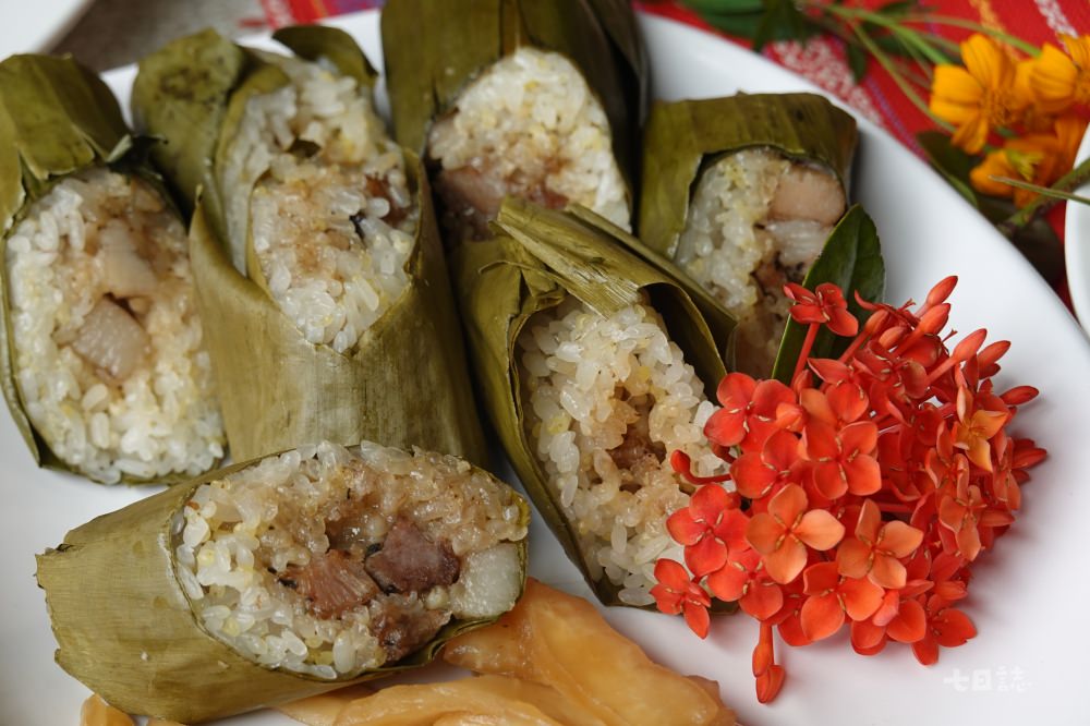 事先預約可以學做泰雅族版的粽子，也就是包裹芋頭與豬肉的香蕉飯｜妮可魯 攝