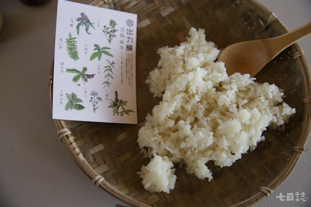 採夏草製酒麴 都蘭地酒釀出百年之味(下) - 第3張圖 莎莎將家傳的藥草繪製成明信片,讓更多人瞭解原住民釀酒文化|台東部落食尚 提供
