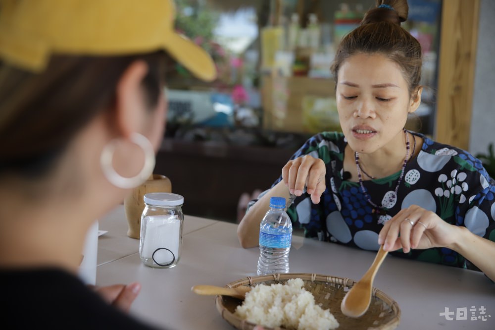 為了讓更多人了解原住民釀酒文化，莎莎在台東都蘭教遊客做糯米酒DIY體驗｜妮可魯 攝
