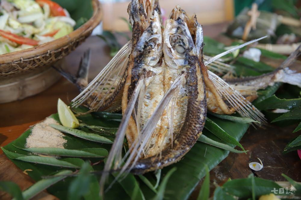 燻飛魚是阿美族用來長期保存食物的方法，想吃的時候炸一下便十分美味｜妮可魯 攝