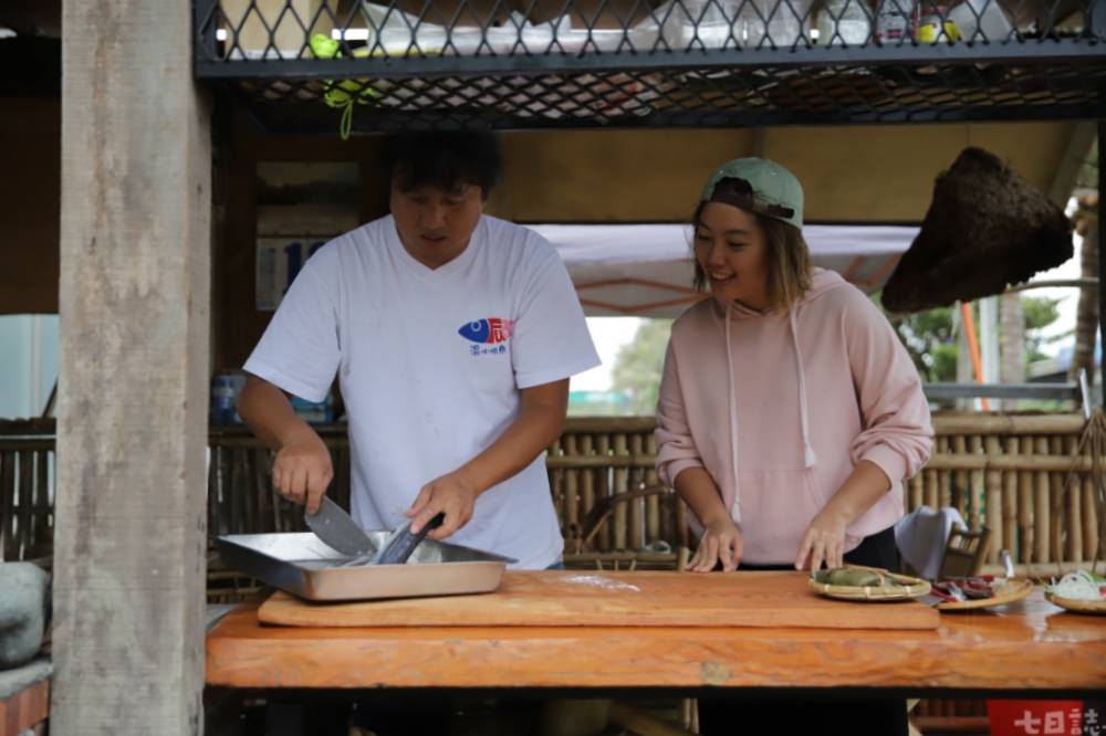 為了傳承部落文化，Mizhu在浮定咖啡提供像是燻飛魚等傳統醃燻體驗｜妮可魯 攝