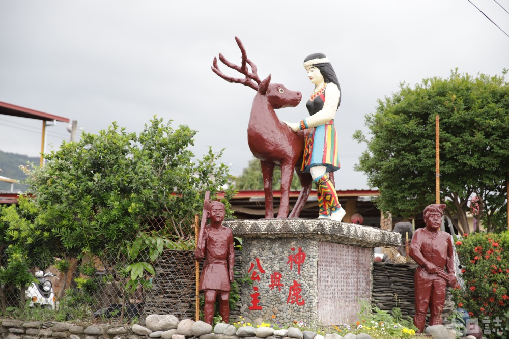 部落各處裝飾著許多木雕藝術品，族人將部落裡的神鹿傳說和故事人物藉由雕刻呈現｜妮可魯 攝