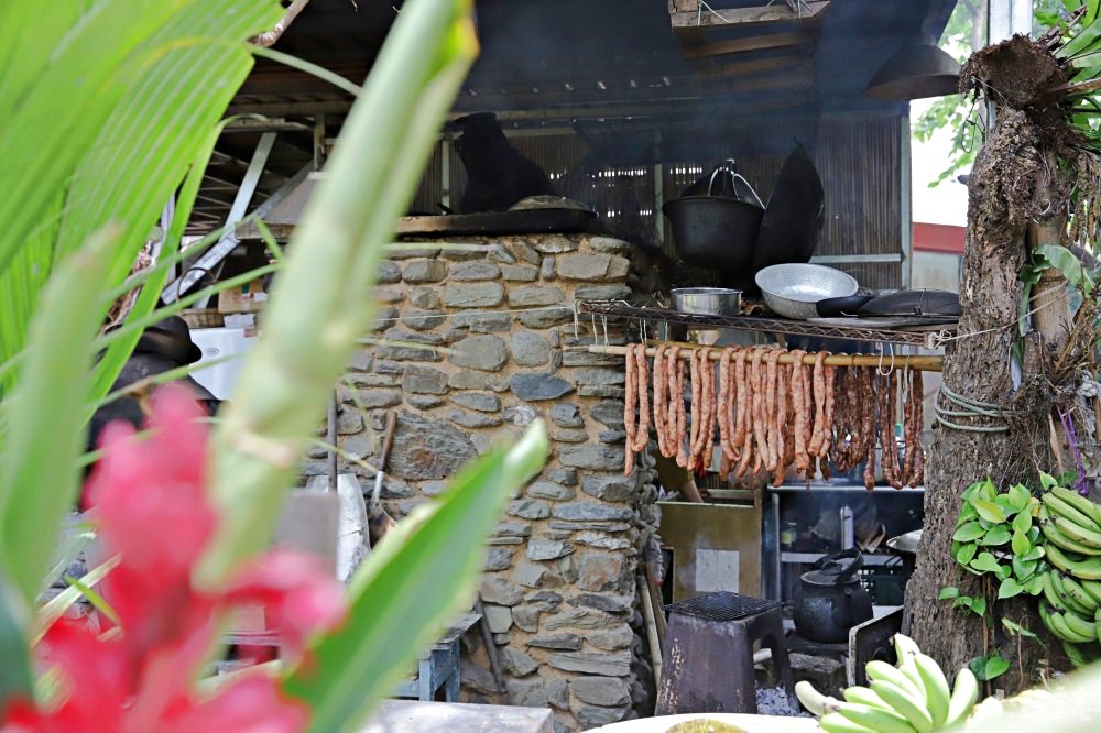 Dawana達瓦娜家園是莉莉姐的料理研究基地，除了血腸，也有利用各種植物鹽增添風味的燻香腸｜妮可魯 攝