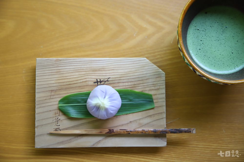 鎌倉的寺院在梅雨季節，提供季節限定的紫陽花和菓子茶點｜妮可魯 攝