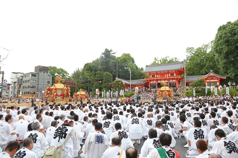 數百名壯漢扛著三座神輿回到八坂神社的盛況｜妮可魯 攝