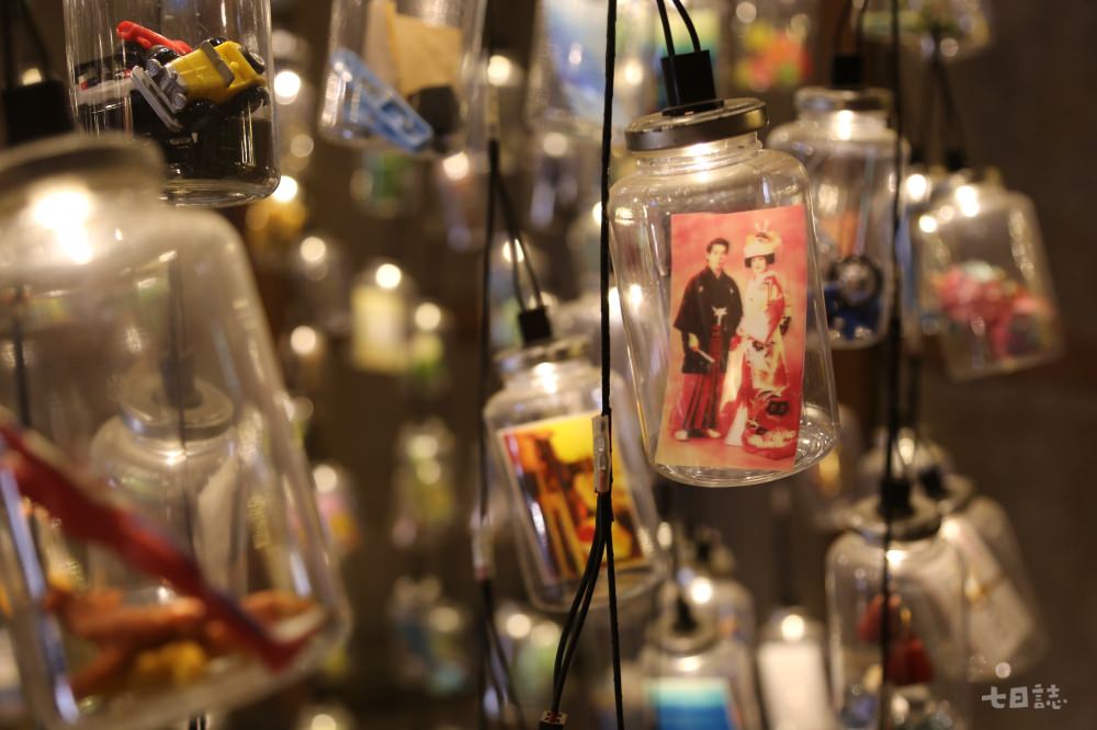 「記憶的瓶子」透明的玻璃瓶中承載著島民回憶與思念｜妮可魯 攝