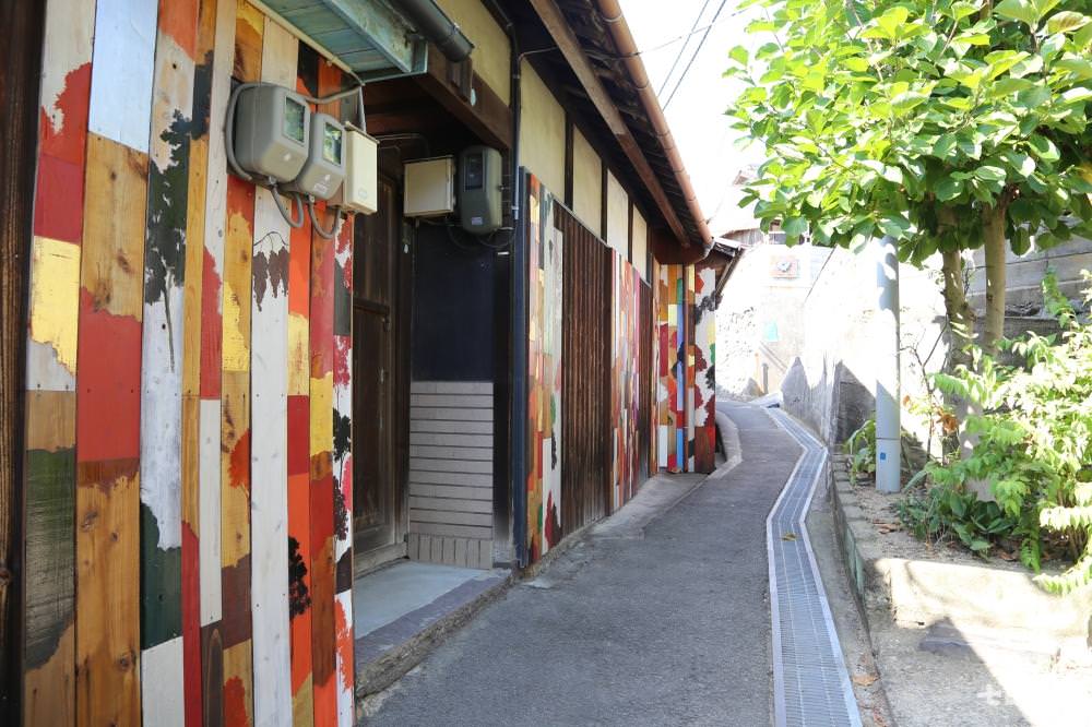 真壁陸二的路地壁畫為枯廢的矮房老屋貼補出彩色的風景｜妮可魯 攝