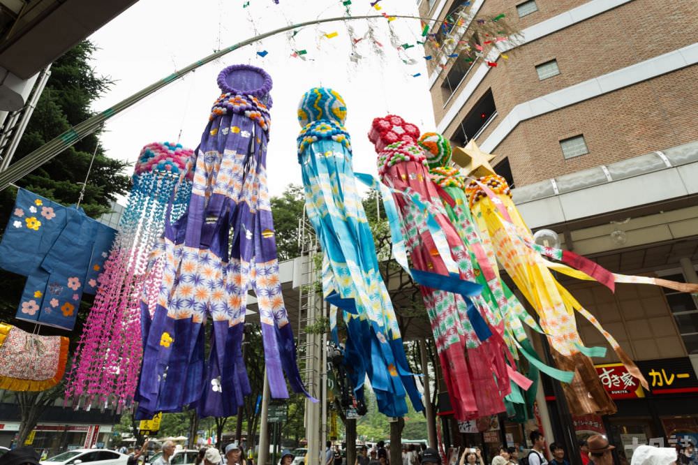 市區商店街懸掛著巨型傳統紙飾的仙台七夕祭，是日本夏日最盛大的七夕祭典｜仙台七夕祭 提供