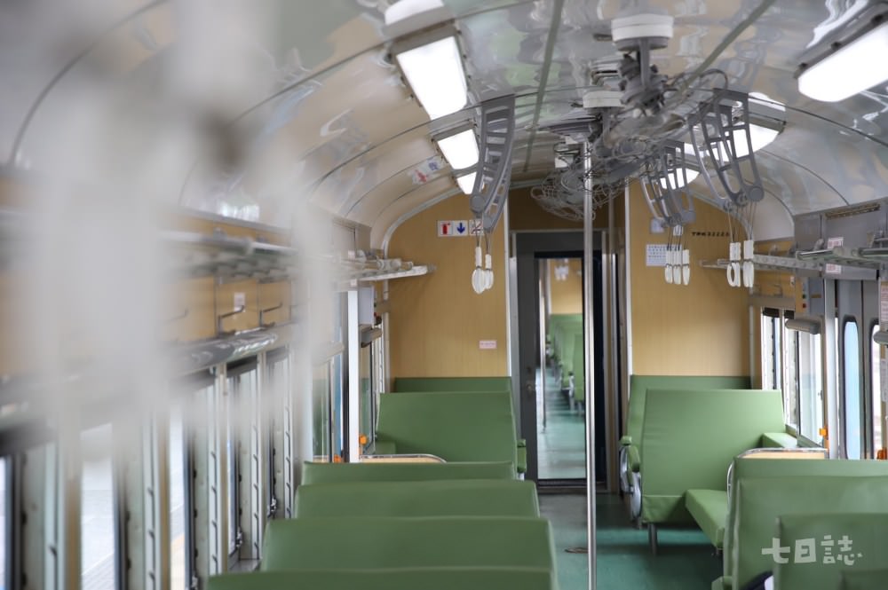 藍皮解憂號車廂內充滿懷舊風情，可享用鐵道便當感受普快列車的悠閒速度｜妮可魯 攝