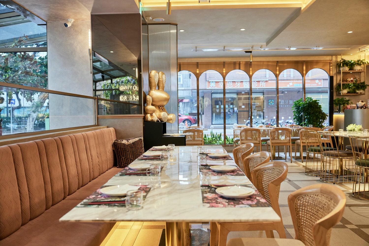 明亮且時尚的用餐空間。