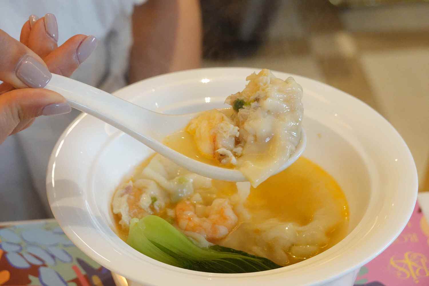 吹彈可破的湯包皮裡有龍蝦、大白蝦、蕈菇等豐富內餡的「龍蝦灌湯包」