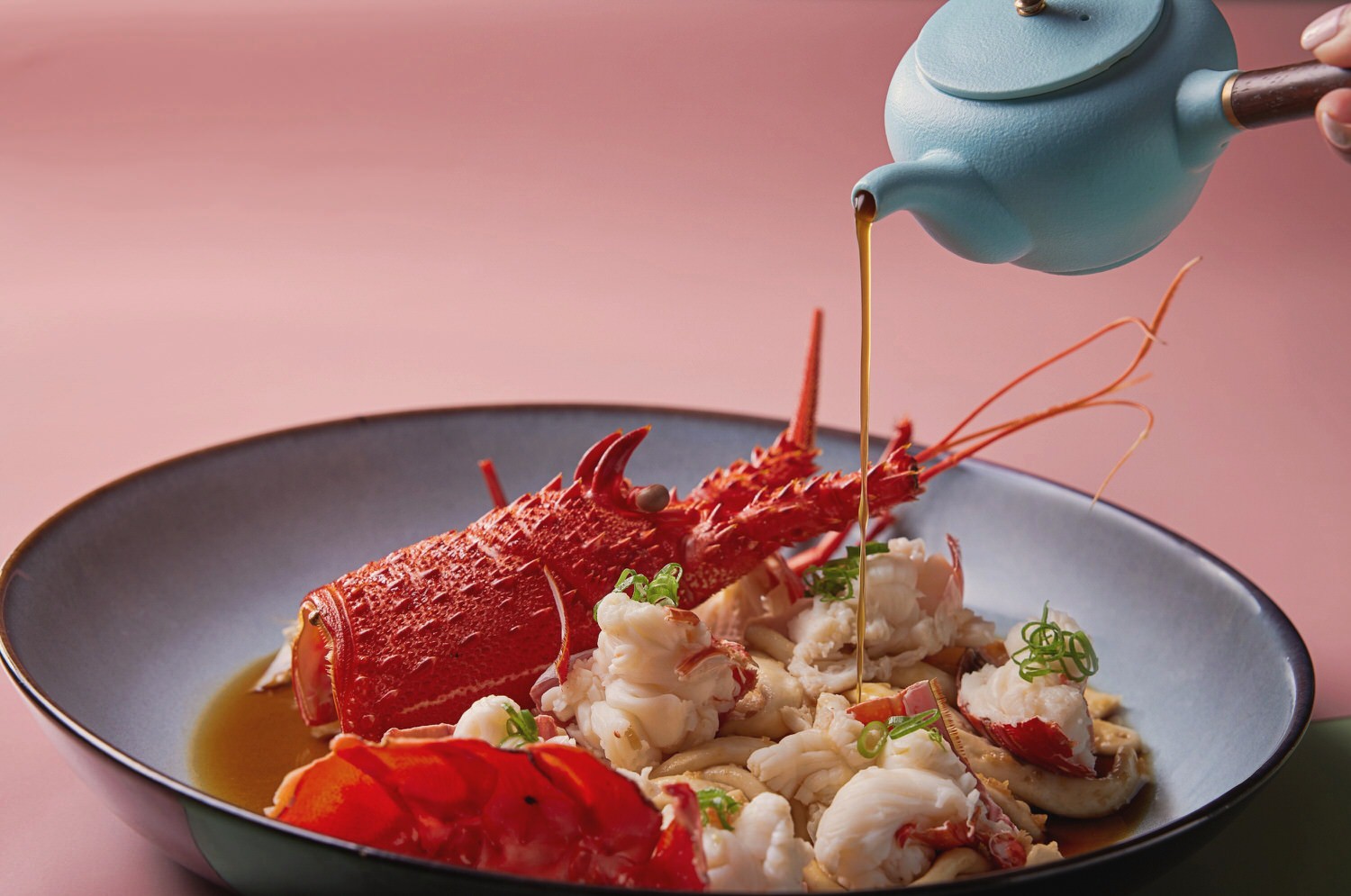 澳洲龍蝦底下鋪滿吸飽龍蝦湯汁精華、蒜蓉風味粄條的「清蒸龍蝦佐客家粄條」