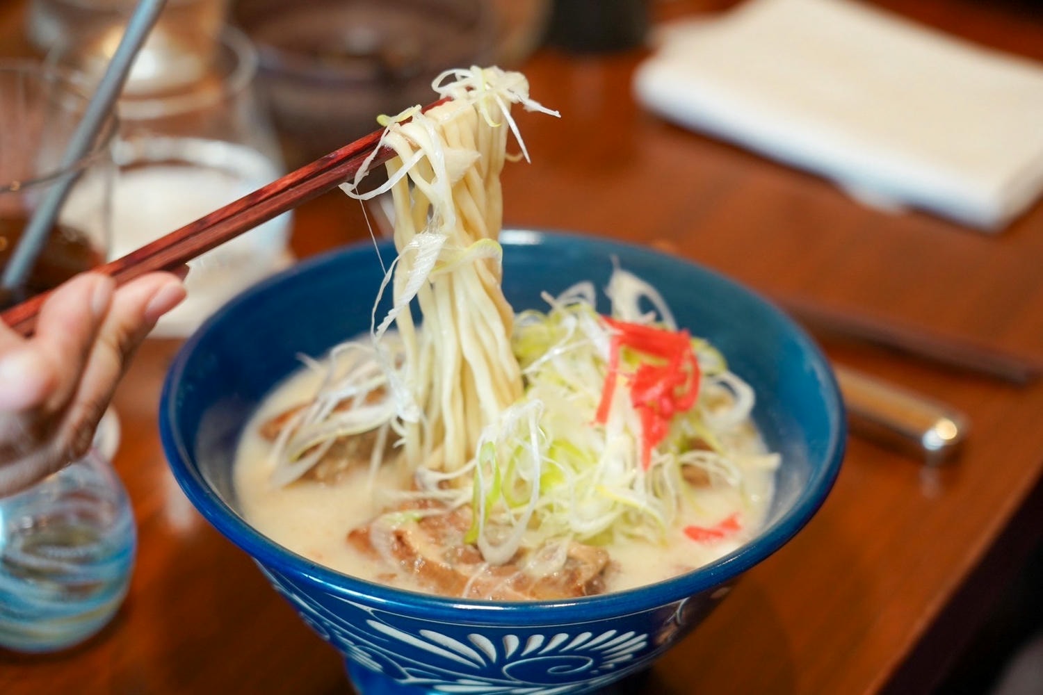 沖繩住宿|來自夏威夷的奢華度假村 「沖繩海麗客蘭尼(Halekulani Okinawa)」蘭花泳池、海景套房、風格餐飲!宛若天堂的居所好夢幻 - 第23張圖