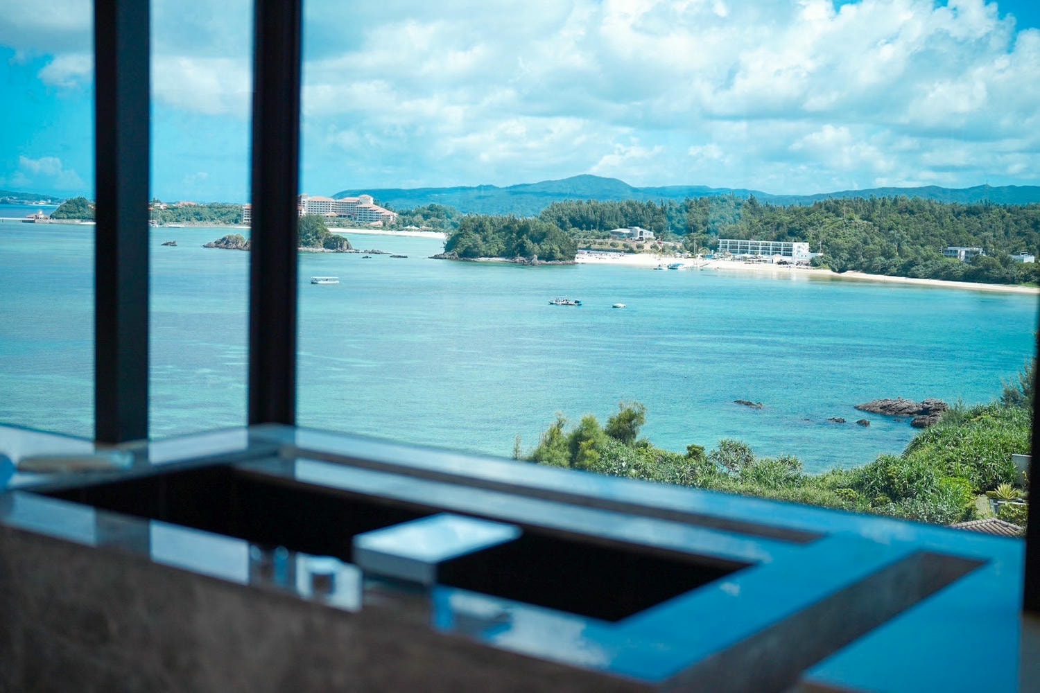 沖繩住宿|來自夏威夷的奢華度假村 「沖繩海麗客蘭尼(Halekulani Okinawa)」蘭花泳池、海景套房、風格餐飲!宛若天堂的居所好夢幻 - 第33張圖