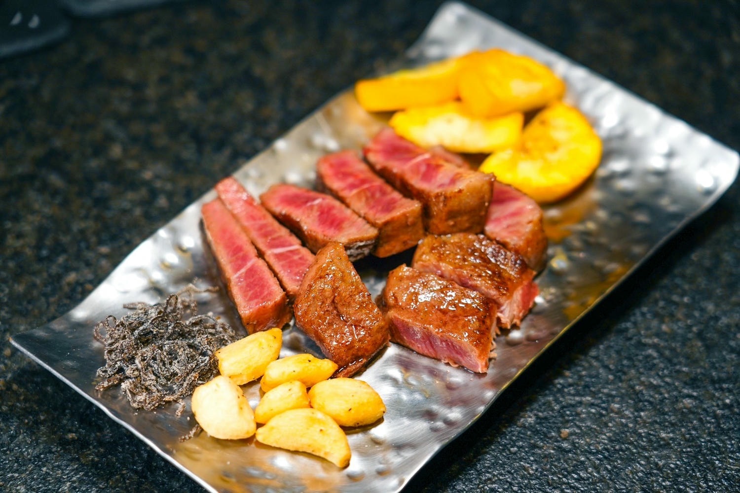台北燒肉推薦|蘭亭燒肉和牛極緻料理 閃耀著金箔光芒的華貴享受!無菜單桌邊服務 體驗法餐Style的上菜儀式感 - 第17張圖